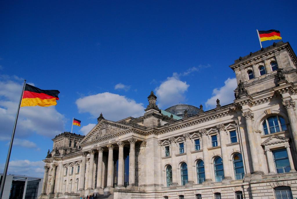 ドイツ連邦議会議事堂 ベルリン 政府の建物 連邦議会 青空 旗 ドイツ 高精細画像のiphoneは シリコーンnn Puヒカルお市ゃは私が泣く製壁紙 材料を入力します 壁紙