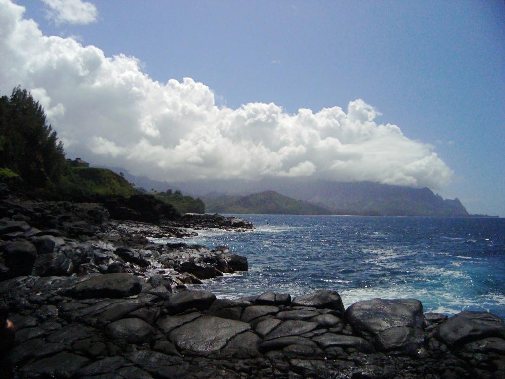 ハワイでは 1つの森の海のiphoneホ画面の壁紙 海 雲 青 空 海岸 火山岩は 高精細の画像は 材料を入力します 壁紙