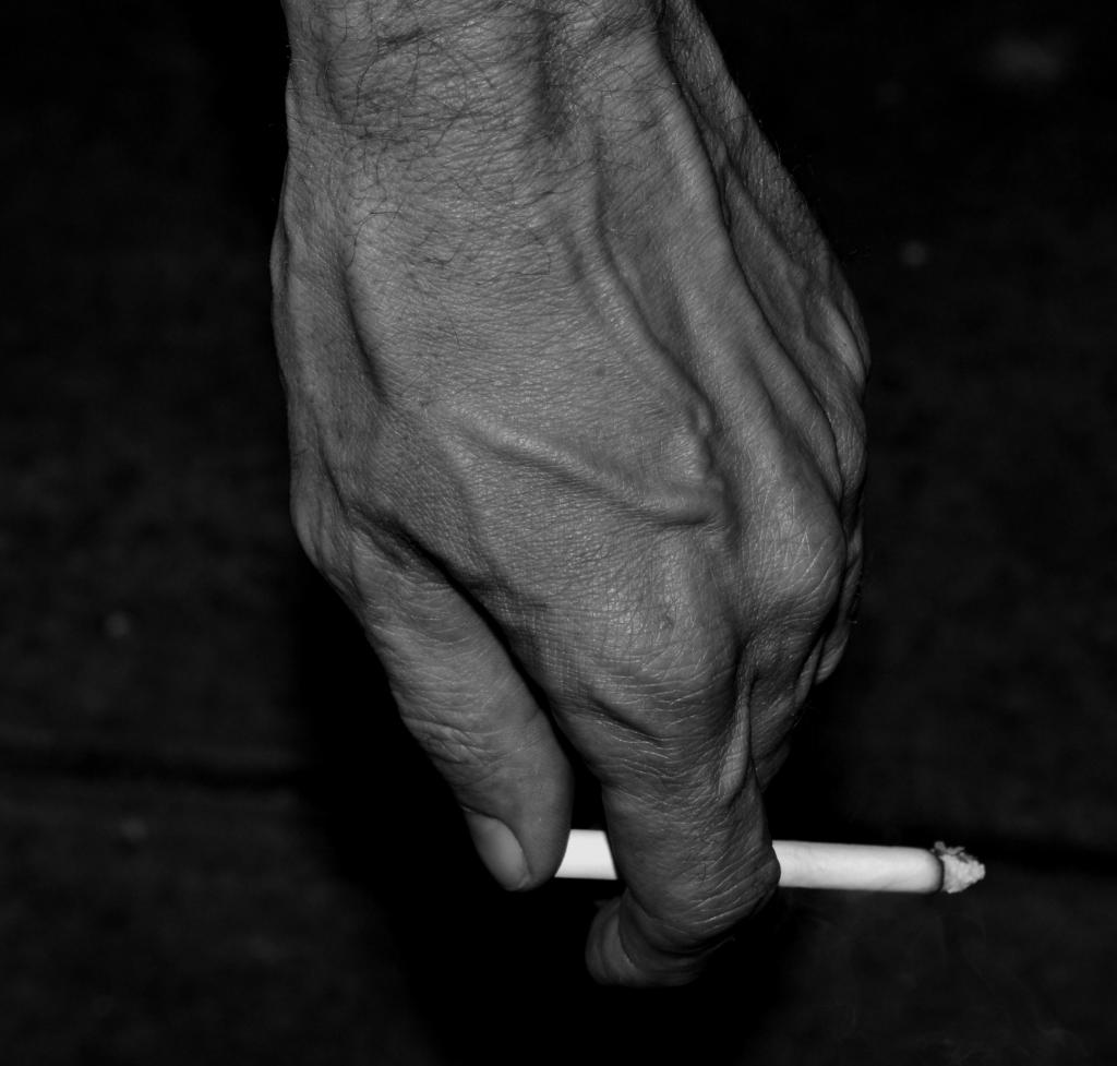 黒と白 手 タバコ 男性 喫煙 人間の手 人間 高精細の画像 バックiphoneアニメーション壁紙車の材料 壁紙