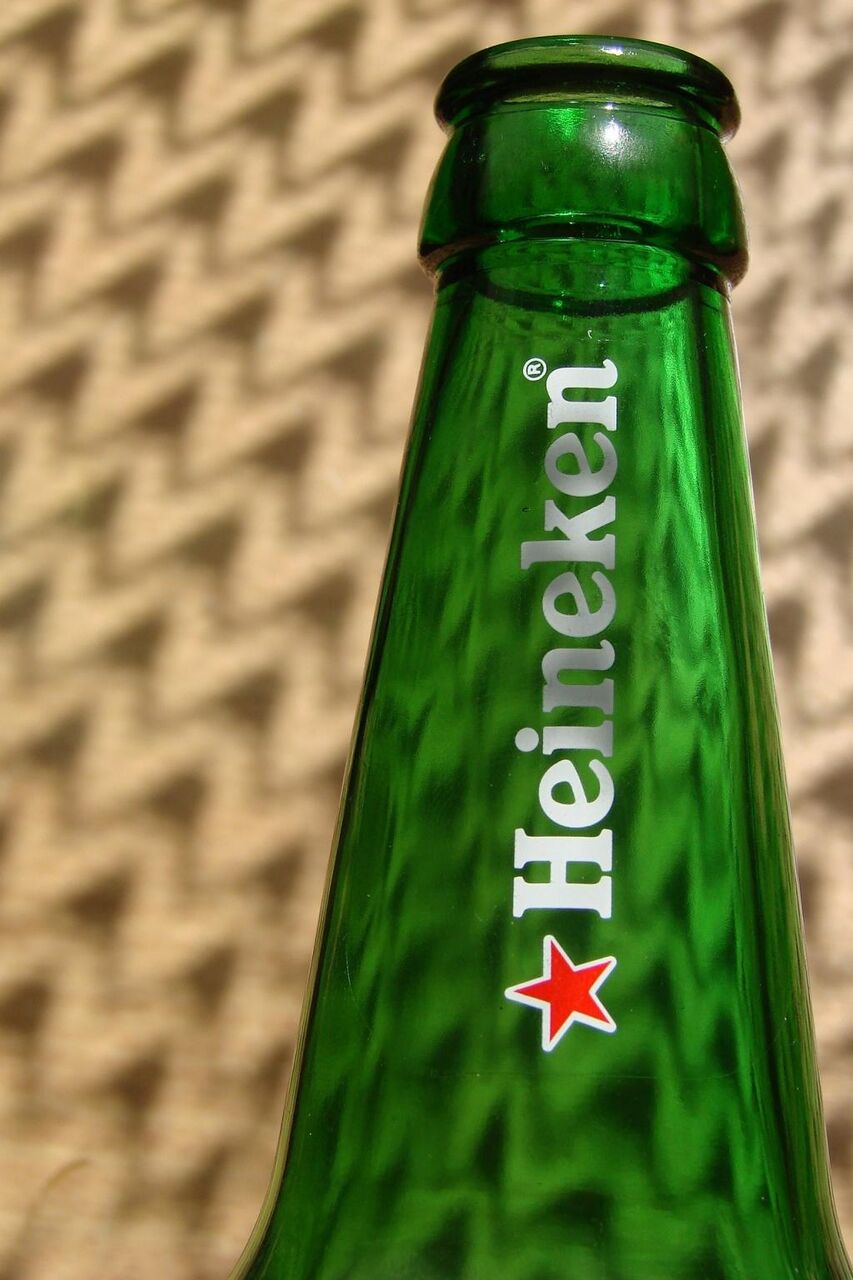 ハイネケンビール ビール びん4kの壁紙 ロゴ 緑 光 影 高精細の画像は 材料を入力します 壁紙
