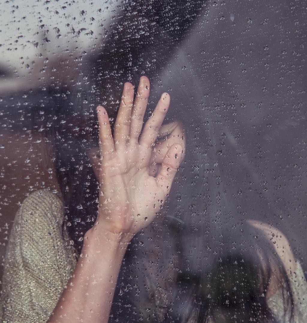 女の子 悲しい 泣く 雨 雨 窓 人々は 高精細の画像は 透明壁紙素材を入力してください 壁紙