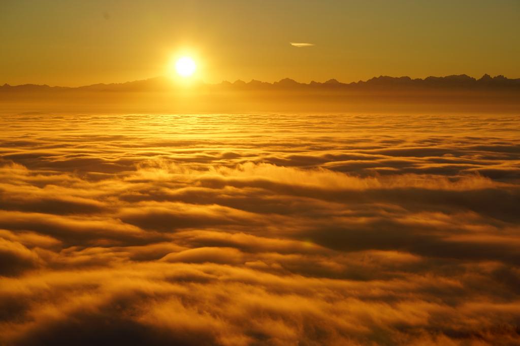日の出 セルバの海 雲 海の霧 フォグランプ 発光星雲 雲を流す壁紙iphone8 高精細画像 材料入力 壁紙