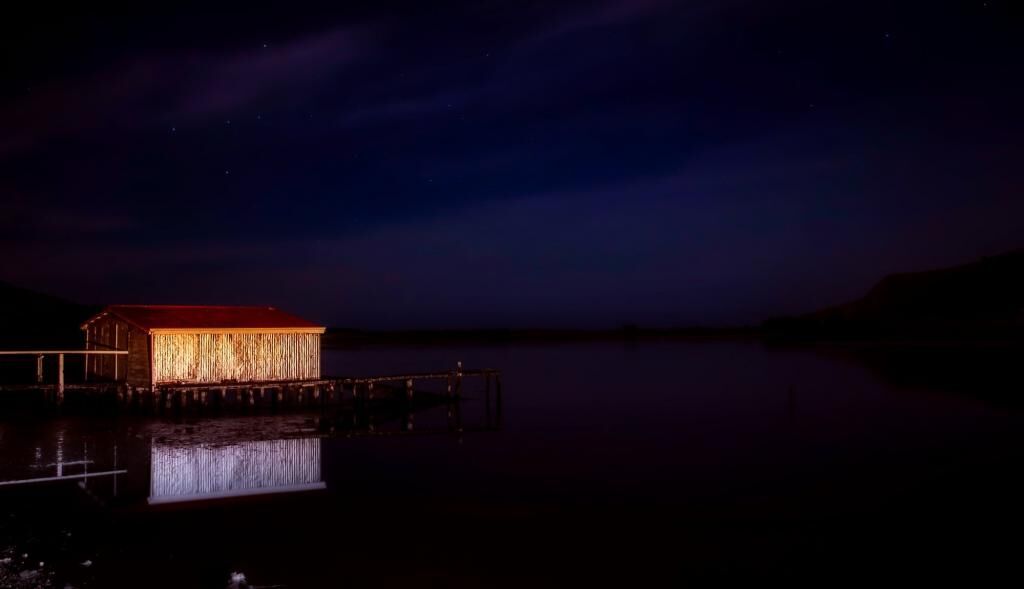 ハウスボート 湖 水 反射 夕方 夜 暗い冬のiphoneの壁紙 高精細の画像 材料を入力します 壁紙