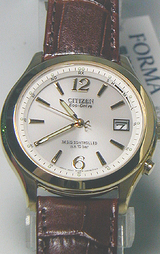 茶色の革バンドのソーラー電波時計