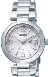 ケースやバンドにはステンレスの色に近いデュラテクトPTICを施してありますので、小傷にも強く、輝きが長く楽しめます