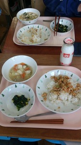 野菜と豆腐の味噌汁と鶏そぼろ掛けごはん