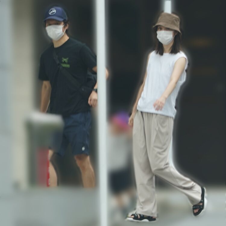 結局離婚しないのね 渡部建 佐々木希 親子3人で手つなぎ散歩 生活をハッピーに 結局離婚しないのね 渡部建 佐々木希 親子3人で手つなぎ散歩 生活をハッピーに