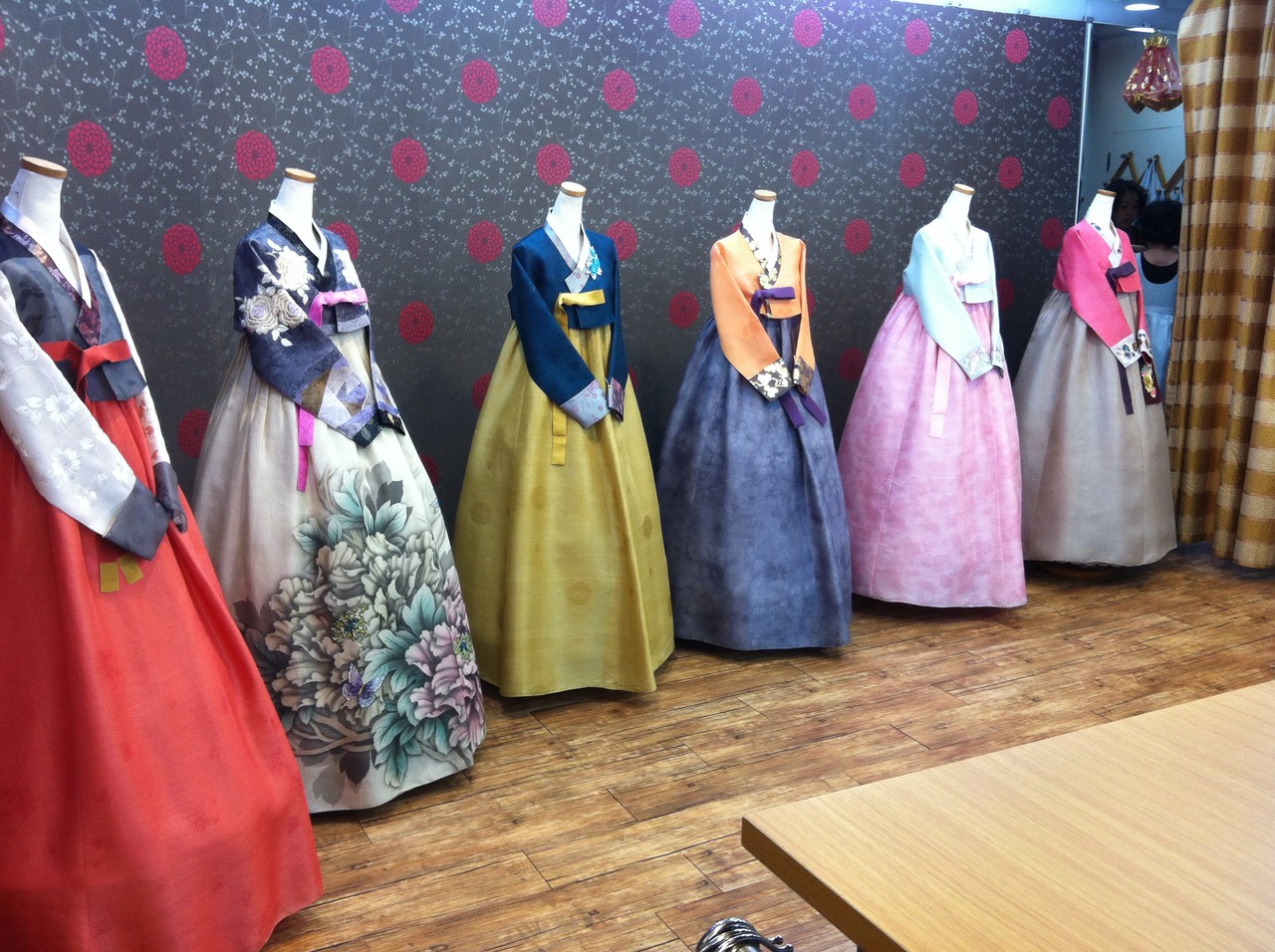 ピンク 花の刺繍 伝統的な韓服 楽天市場】韓国民族衣装 チマチョゴリ 韓服 全6色 鳥 花 蝶 刺繍