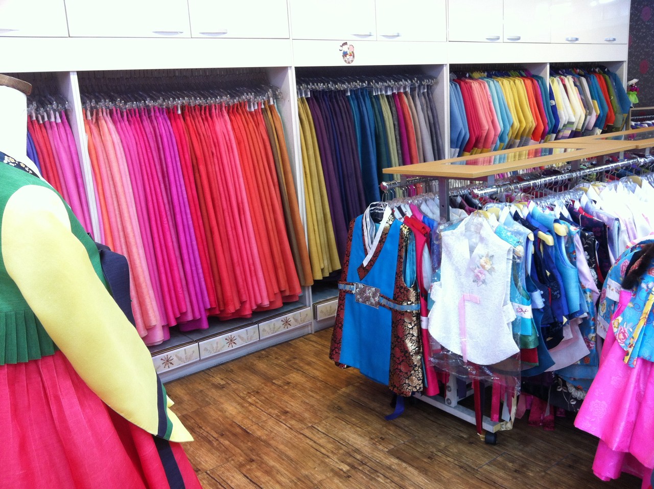 ピンク 花の刺繍 伝統的な韓服 楽天市場】韓国民族衣装 チマチョゴリ 韓服 全6色 鳥 花 蝶 刺繍