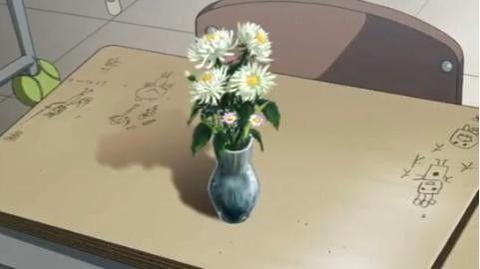 彡()()｢ファッ！？ワイの机に花瓶が置いてあるやんけ！｣