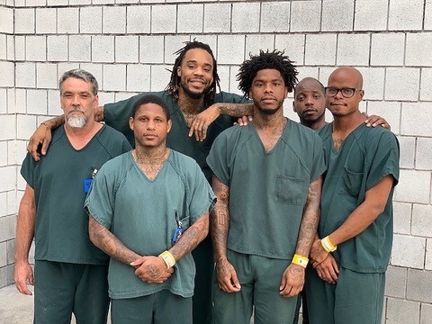 【画像】倒れていた看守を救った受刑者集団が映画みたいでカッコ良すぎると話題にwwww