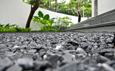 (ヽ´ん`)「寝てる時に両親に殺されない用に音が出る砂利石部屋に敷いてる」