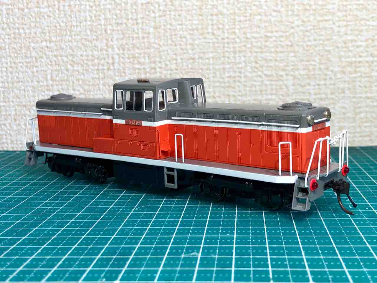 鉄道模型 左側：オリエンタルのDD13、右側：エンドウのDD13