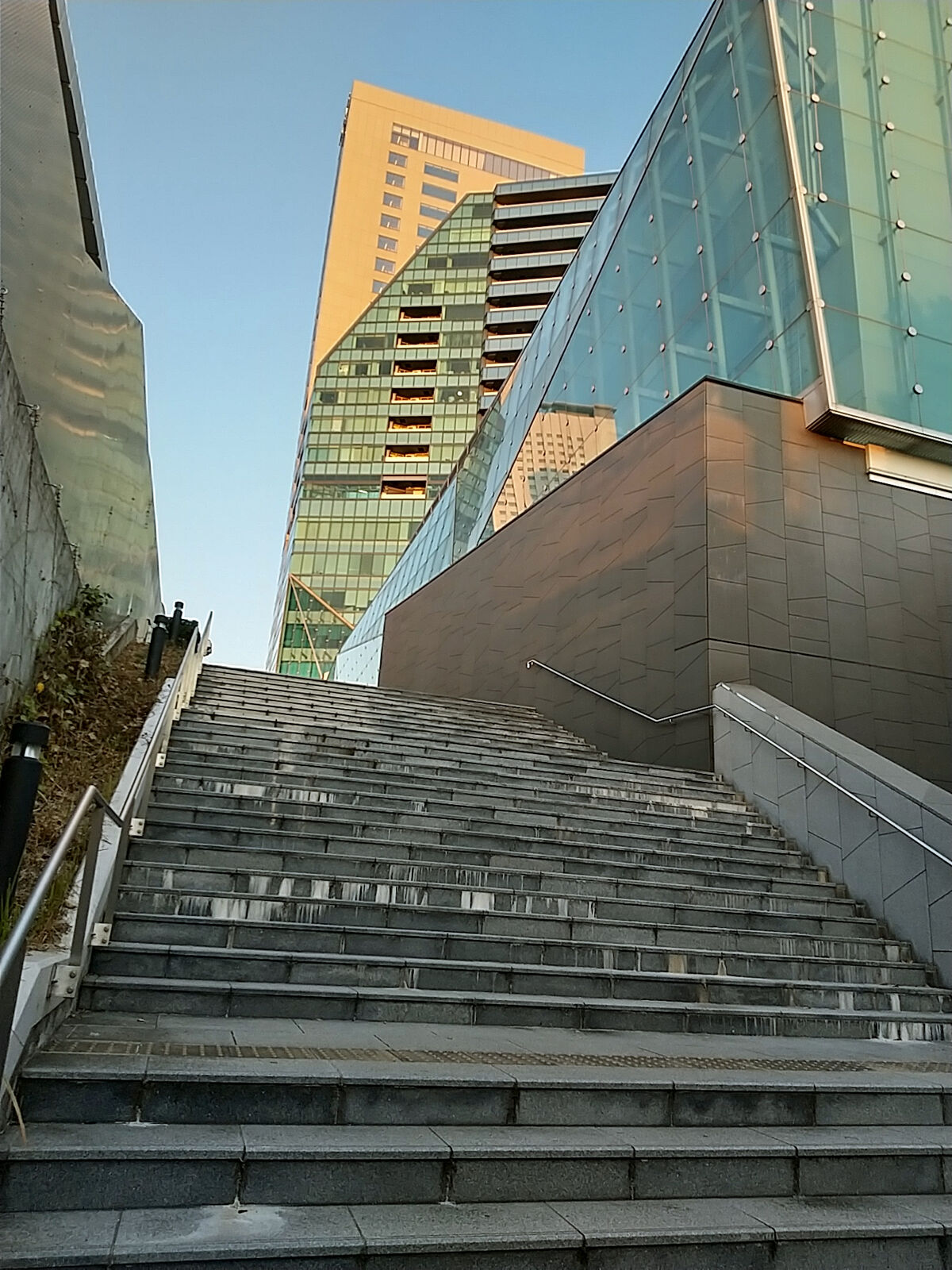 相棒ロケ地 Season 9 顔のない男 の日本国際航空と 犯人が好きな場所 新 神戸尊の事件簿 Mixiページ