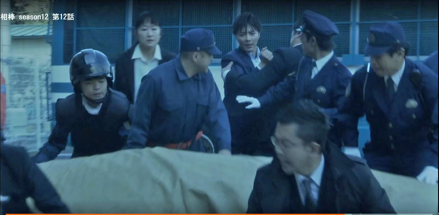 毒吐き 相棒 Season19での伊丹さん 芹沢くん 内村刑事部長がキャラ変 新 神戸尊の事件簿 Mixiページ 毒吐き 相棒 Season19での伊丹さん 芹沢くん 内村刑事部長がキャラ変 新 神戸尊の事件簿 Mixiページ