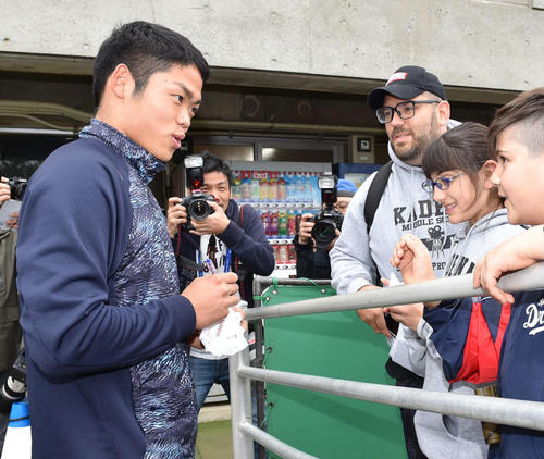 中日 またもマナー違反 ファンが根尾へサイン求め 唐突にボールとペン投げる 超速プロ野球 まとめちゃんねる