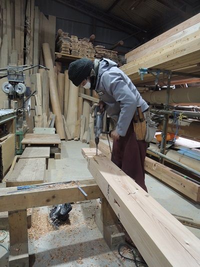 底冷えの作業場で 持井工務店 スタッフ日記