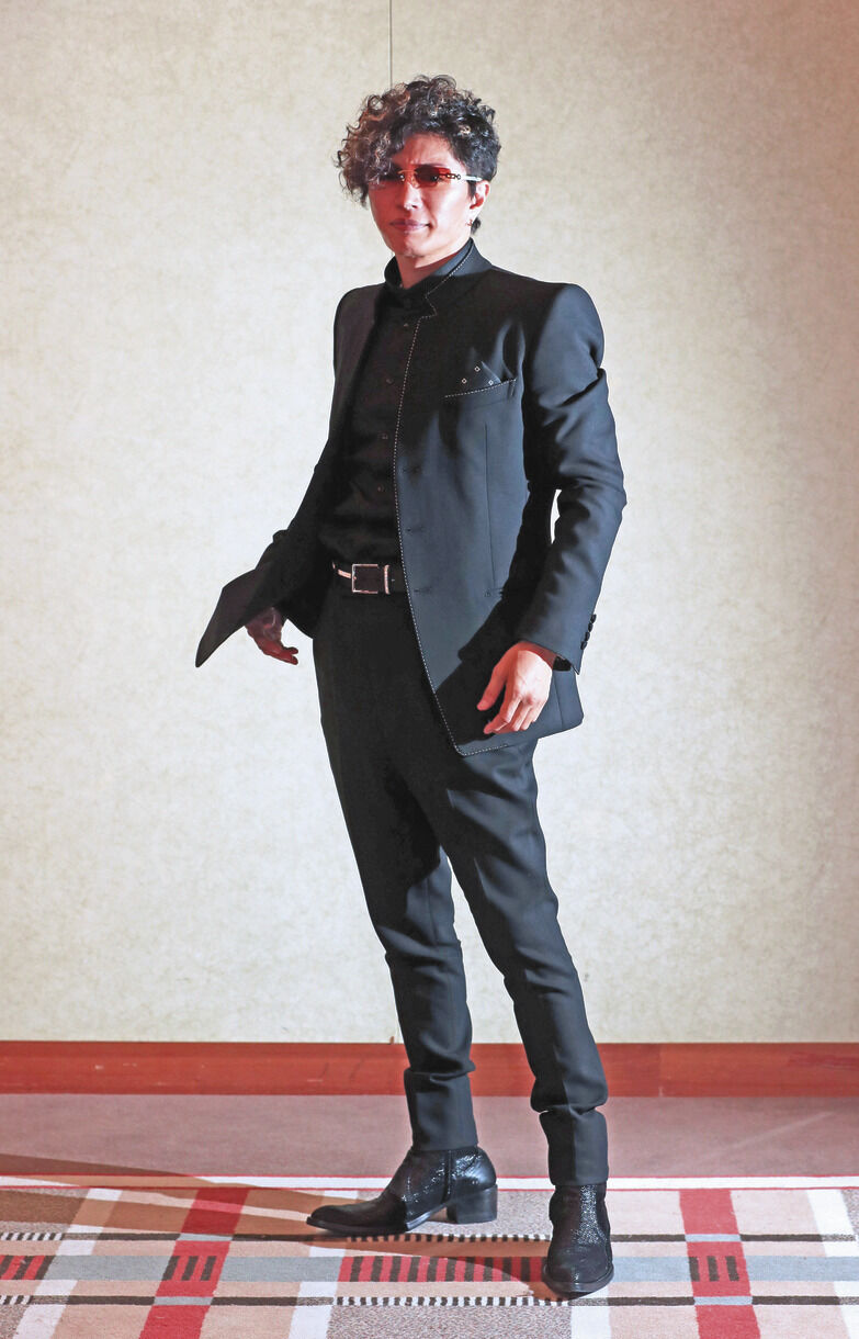 ガクト ブローチ