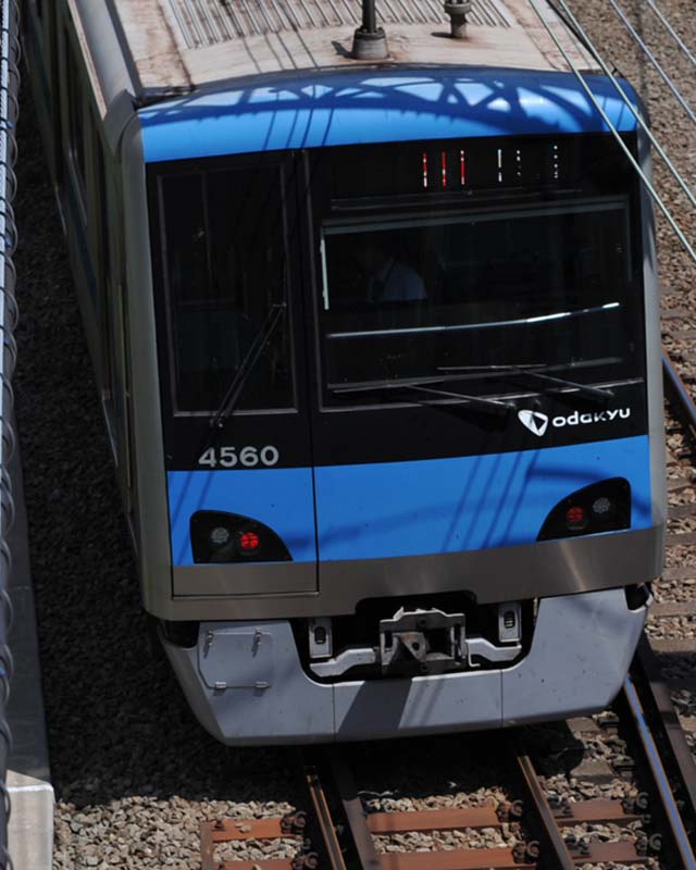 小田急電鉄 鉄道部品 LED 垣間見た小田急電鉄の帯色変更と前照
