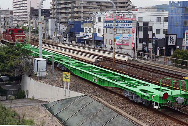 低床コンテナ車コキ90が出場……東京貨物ターミナルでお出迎え