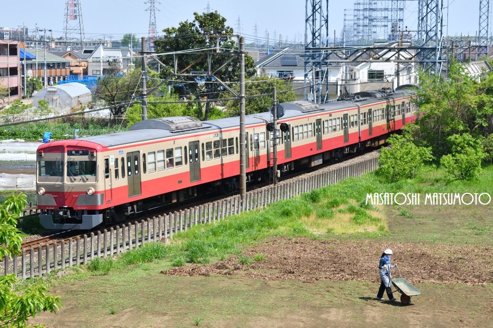 西武鉄道社紋　黄色の下に赤電塗装入り うぉぉぉ西武の「赤電」健在！ 黄色の食パン顔も超懐かしい