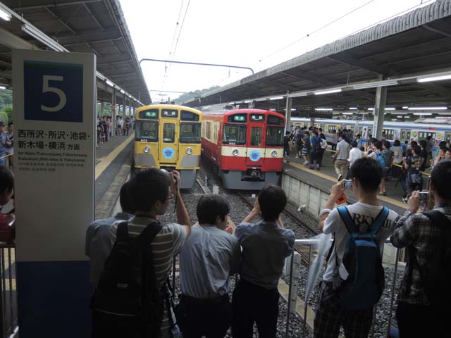 赤い西武電車“RED LUCKY TRAIN”と 西武池袋線近況 : モデラーな