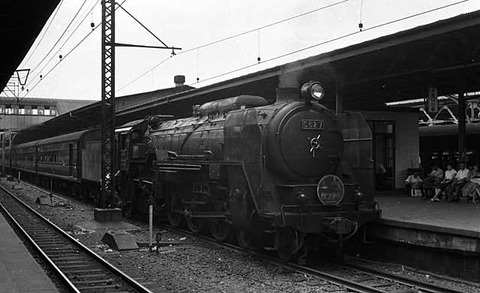 上野1ﾚ「はつかり」C627[尾]機関士見えず　1960（S35）8月（修正済み）