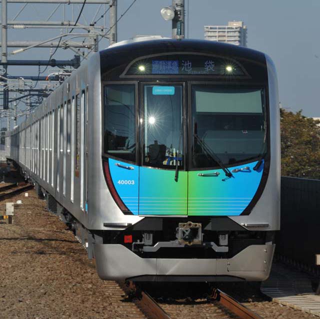 数が増えはじめた西武鉄道40000系と そのヘッドマーク