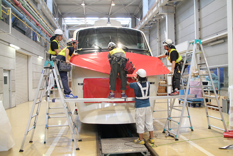 デサイン変更作業中の208編成 写真提供:東武鉄道