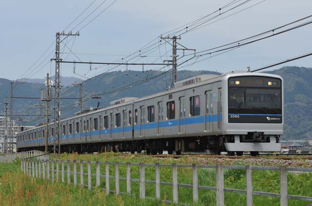 垣間見た小田急電鉄の帯色変更と前照燈LED化事情 : モデラーな日々
