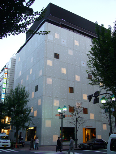 Jun Aoki wraps Louis Vuitton Ginza Namiki store in pearlescent facade