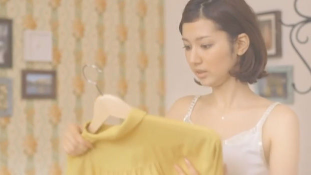 CMアイドル画像通信 パナソニック の 衣類スチーマー CMで「ええっ、こんなとこにしわ?」と困る女性は 黒澤はるか さん