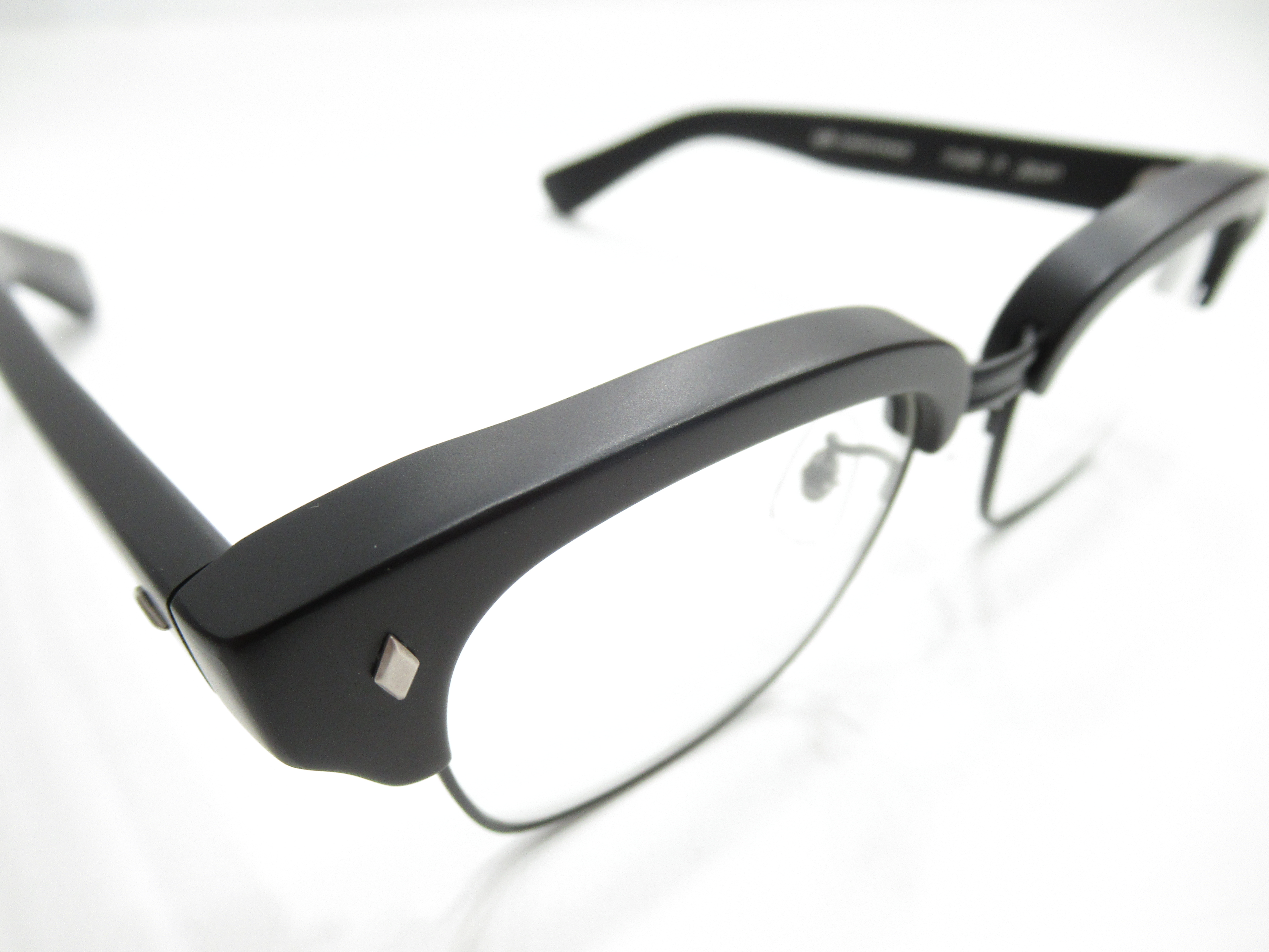 Effector 15周年記念モデルが入荷 ブラックのマットカラー メイドが接客するメガネ屋 キャンディフルーツ オプティカル Effector 15周年記念モデルが入荷 ブラックのマットカラー メイドが接客するメガネ屋 キャンディフルーツ オプティカル