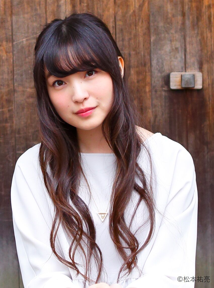 声優 球詠 の栗田監督役の 上田麗奈ちゃんの 成人式の時の写真が流出 反応が様々で草 可愛いけど隣の男性は何 もぇもぇあにめちゃんねる