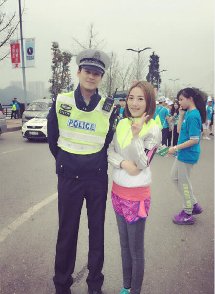 中国重慶 イケメン交通警察官が女性に囲まれ交通渋滞に 中国の反応 燃えろ China 中国の反応
