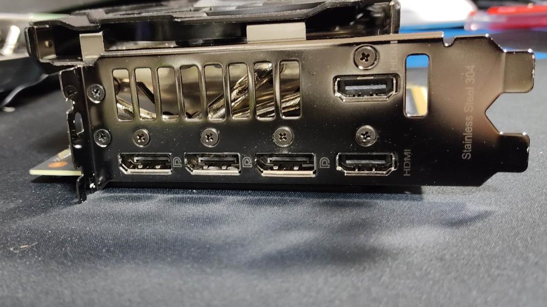 手持ちのグラフィックボードの映像出力の順番 : クアッドコアですよ