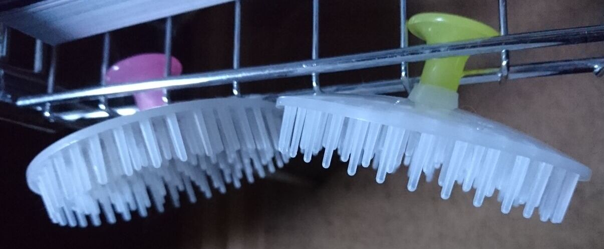 百均 シャンプーブラシで なんちゃって猫用セルフグルーミングブラシ メンコスケダモノ 猫3匹とゲーマーのもふもふ生活漫画絵日記 Powered By ライブドアブログ