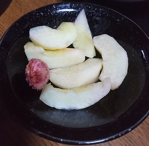 庭の桃