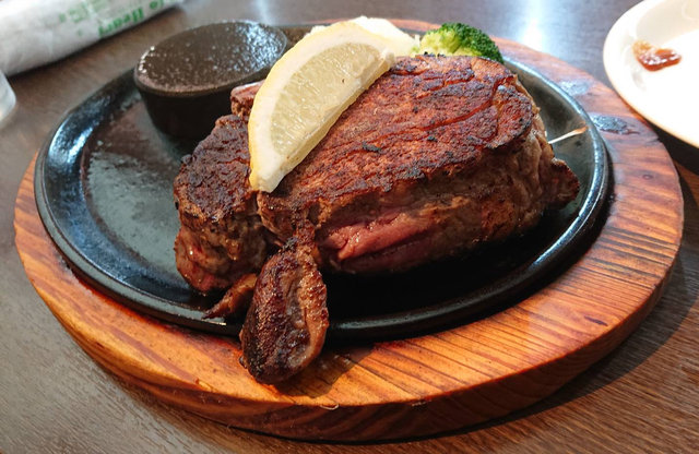 ステーキのあさくま へ行ってきました 上場記念フィレステーキ 無料サービスの誕生日ケーキでお腹いっぱい ムギとあれこれ節約日記