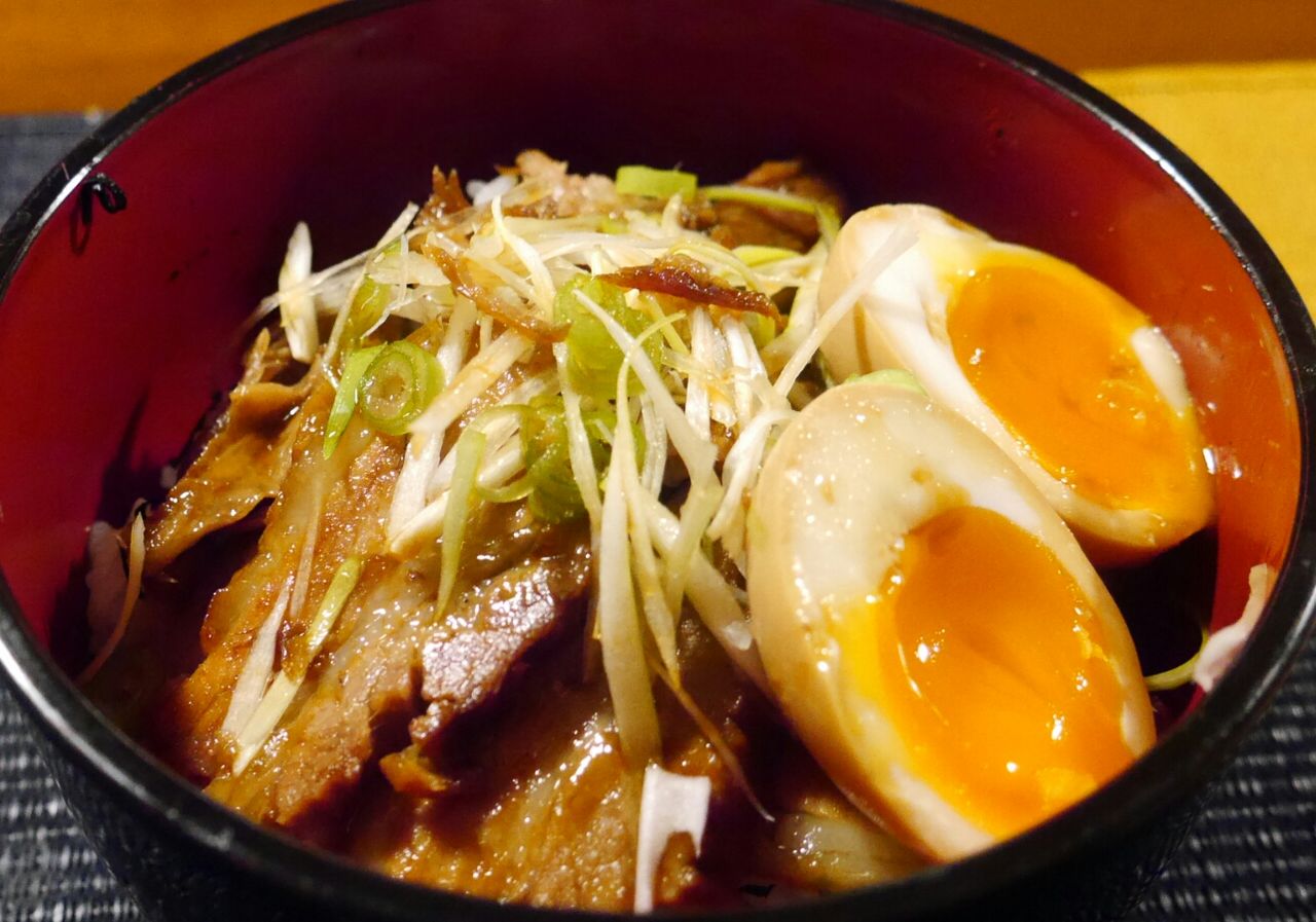 半熟卵のせ炙りチャーシュー丼 今日も 料理を こつこつと 半熟卵のせ炙りチャーシュー丼 今日も 料理を こつこつと