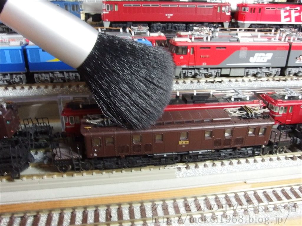 100均の化粧用筆でお掃除を クローゼットの中のフィギュア達