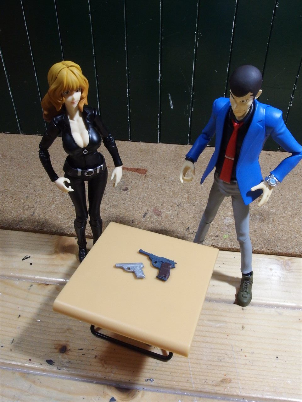 フィギュアーツとfigmaとリトルアーモリーの銃を比べる クローゼットの中のフィギュア達