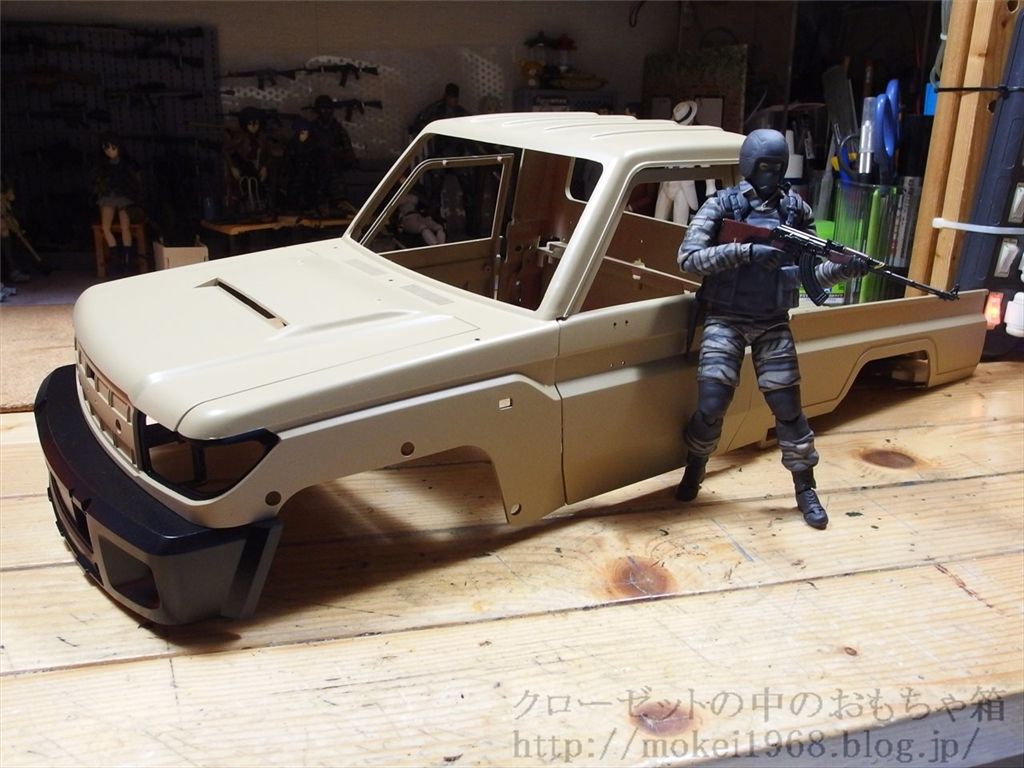 1/10 ランクル70に乗せるフィギュア : クローゼットの中の