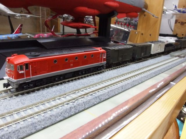 Nゲージ鉄道模型 ウェザリングした二軸貨車を牽引する
