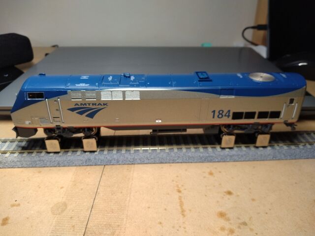 Walthers Mainline 910-9566 - GE Dash 8 P32-8BWH DC Silent