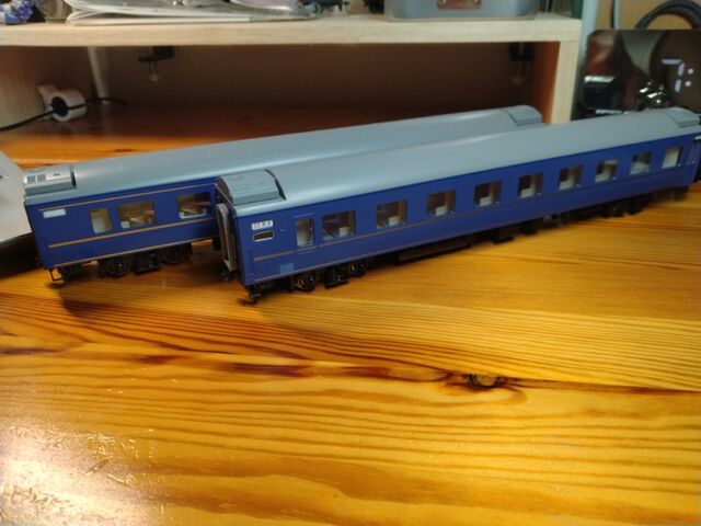HO 24系オハネに自作室内灯を取り付けます : クローゼットの中の鉄道模型