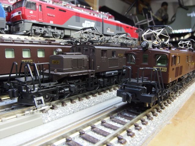 KATO EF13と比較する : クローゼットの中の鉄道模型