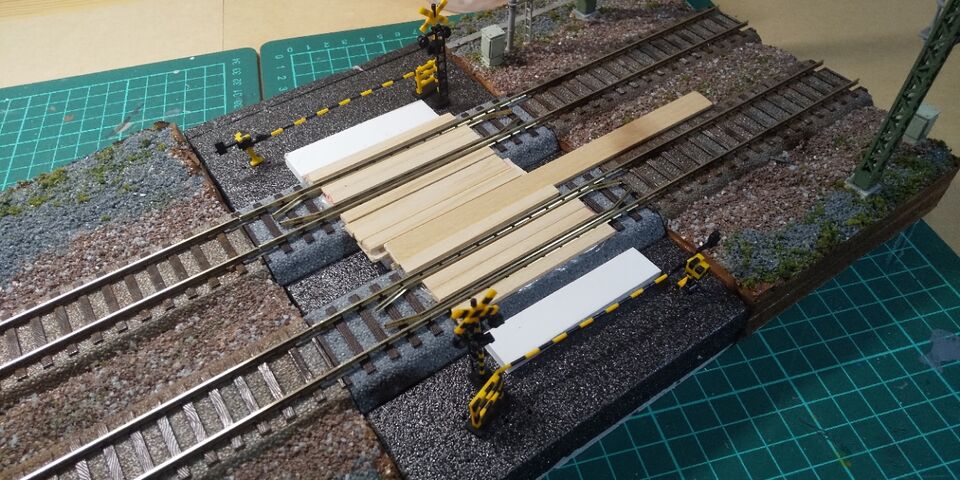 PLUM HO踏切を使ったジオラマ : クローゼットの中の鉄道模型