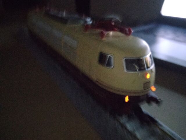 フライシュマン ドイツ鉄道 103型電気機関車 : クローゼットの中