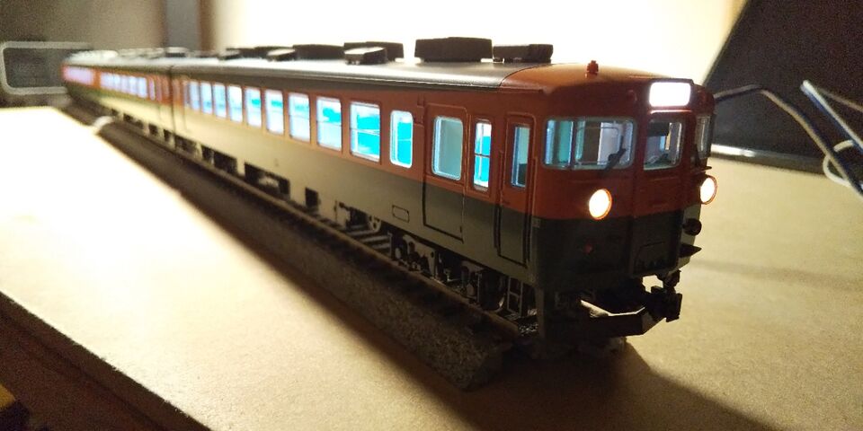 KATO HO 165系 自作室内灯とパーツ取付 : クローゼットの中の鉄道模型